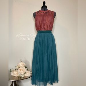 Small Taylor&Sage Sleeveless Mock Neck Paisley Pastel Maroon Floral Lace Blouse